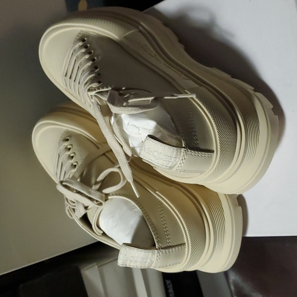 Sz 41.5 NIB $695 Alexander McQueen leather sneakers McQueen Oversized sneakers for Women - White in USA | Level  main image 3